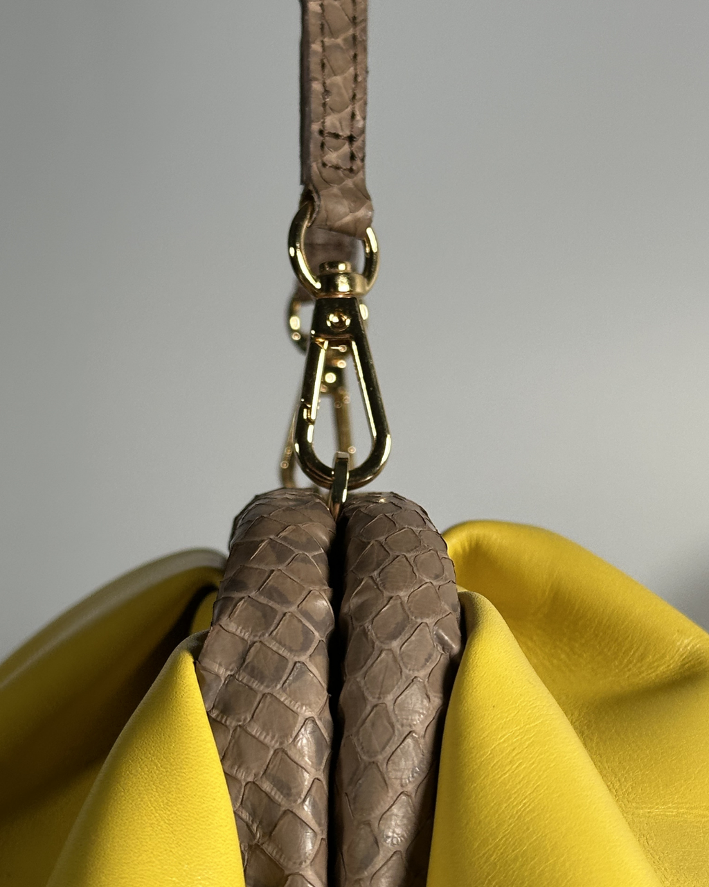 Lyra  - Pelle di vitello gialla con inserto serpente